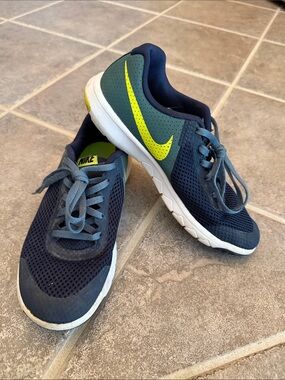 Nike Kids Navy and Lime Green Athletic Tennis Shoes Sneakers